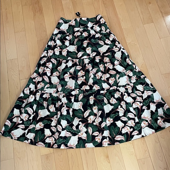 NWT Express A-Line Maxi Skirt with Floral Design size small - Picture 4 of 12